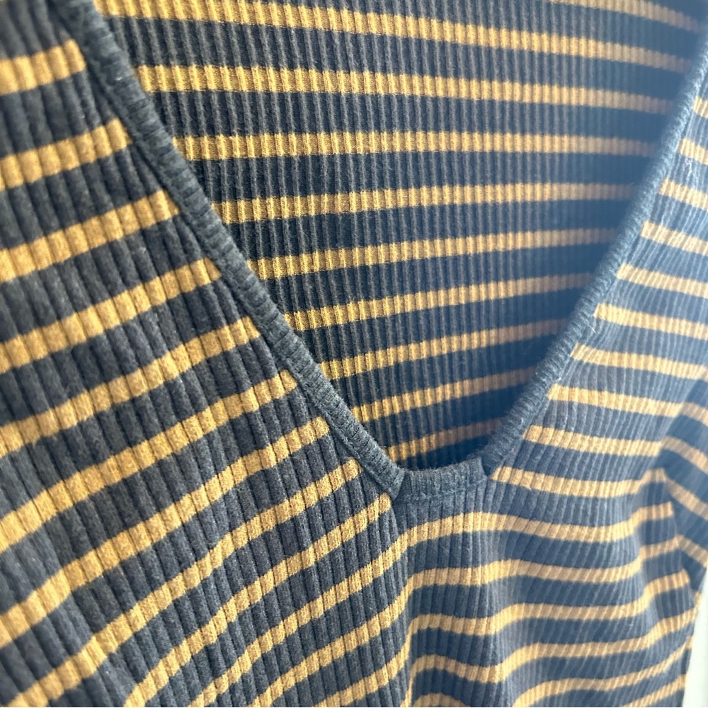 We the Free Long Sleeve T-Shirt Size XS Black Gold Striped V-Neck Fitted Mustard - Picture 6 of 9